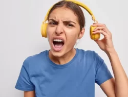 Pendengaran Terancam Akibat Penggunaan Headset yang Berlebihan