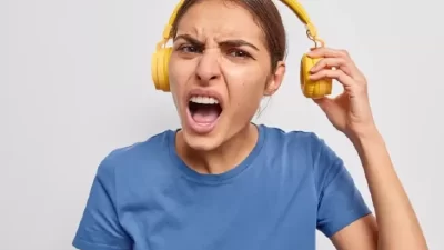 Telinga Terganggu karena Kebiasaan Berlebihan Menggunakan Headset