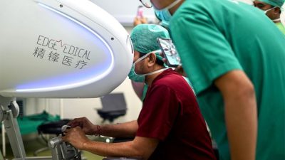 "Urologi Indonesia Cetak Sejarah dengan Operasi Telerobotik Pertama"