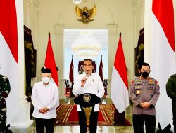 Presiden Jokowi Terima Brevet Kehormatan Hiu Kencana pada KRI RJW-992