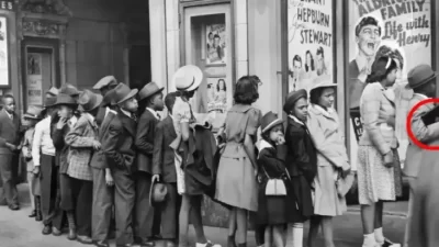 Tertangkapnya Anak Laki-laki Tahun 1941 Karena Membawa iPad Membuat Heboh Warga Sekitar