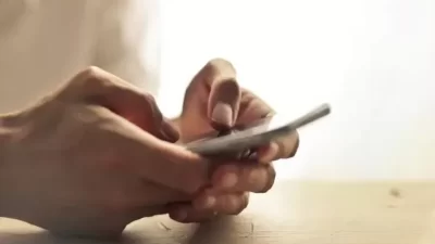 "Rahasia Menghemat Baterai Ponsel: Aktifkan Mode Layar Gelap dan Nikmati Penghematan hingga 30 Persen!"