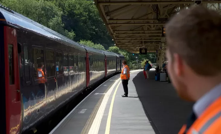 "Kamera Pintar Jaga Kepadatan Penumpang di Stasiun KRL Inggris"