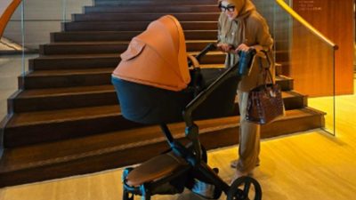 Syahrini Antarkan Anaknya dengan Stroller  Hampir Rp25 Juta