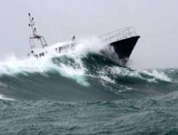 Ombak Setinggi 4 Meter Menghantam Perairan Indonesia!