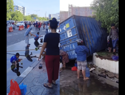 Truk Pembawa Minyak Terguling, Warga Ramai-Ramai Ambil Kesempatan