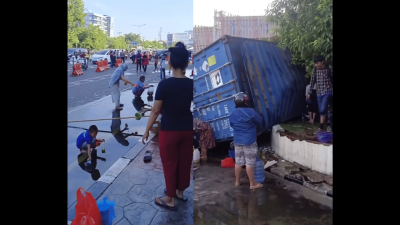 Truk Pembawa Minyak Terguling, Warga Ramai-Ramai Ambil Kesempatan