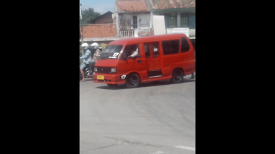 Viral! Perempuan Ini Naik Angkot di Cikarang Bayar 25 Ribu