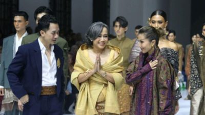 "Songket Palembang Membawa Pesona Budaya Nusantara di Panggung Jakarta Fashion Week 2025"