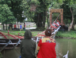 Viral! Jembatan Wisata Ambruk Saat Danau Taman Wisata Dipadati Pengunjung