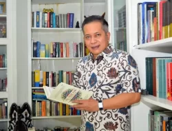 Ferry Juliantono Dapat Penghargaan Khusus dalam Peluncuran Buku 100 Orang Koperasi Indonesia