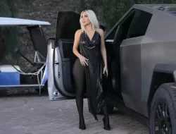 Kim Kardashian Berharap Bisa Menikmati Kemesraan Bersama Robot Tesla