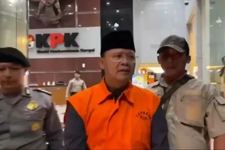 Gubernur Bengkulu Rohidin Mersyah Dikepung Massa, Dievakuasi dengan Rompi Polisi
Menyusul Kericuhan Massa, Gubernur Bengkulu Rohidin Mersyah Dievakuasi oleh Polisi dengan Mengenakan Rompi Khusus