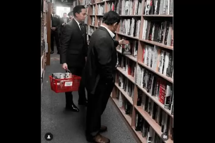 "Kunker di AS, Presiden Prabowo Subianto Menambah Koleksi Buku Baru"