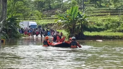 "DMC Dompet Dhuafa dan Dompet Dhuafa Jabar Berkolaborasi Selamatkan Korban Banjir Sukabumi"