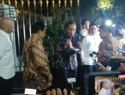 Presiden Jokowi dan Prabowo Saling Berbagi Makanan saat Kunjungi Kertanegara