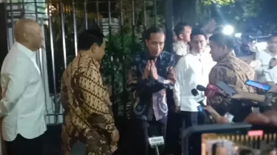 Presiden Jokowi dan Prabowo Saling Berbagi Makanan saat Kunjungi Kertanegara
