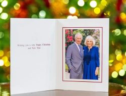 Kerajaan Inggris Sambut Natal dengan Kartu Ucapan Raja Charles dan Camilla Tetap Ceria