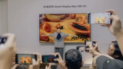 Xiaomi Rilis Smart Display Max 100, Bikin Tetangga Iri Saat Nonton Drakor di TV

Xiaomi, salah satu perusahaan teknologi asal China, kembali membuat terobosan baru dengan merilis Smart Display Max 100. Perangkat ini diklaim mampu membuat para tetangga iri saat menonton drakor di TV mereka yang berukuran 100 inci.

Smart Display Max 100 merupakan sebuah layar cerdas yang memiliki ukuran besar hingga 100 inci dan dilengkapi dengan teknologi canggih dari Xiaomi. Dengan layar yang begitu besar, para pengguna dapat menikmati tayangan drakor dengan kualitas gambar yang lebih jernih dan detail.

Selain itu, Smart Display Max 100 juga dilengkapi dengan sistem suara yang berkualitas tinggi, sehingga pengalaman menonton drakor akan menjadi lebih seru dan memikat. Para tetangga pun pasti akan iri saat melihat tayangan drakor yang begitu menarik di layar besar ini.

Tak hanya untuk menonton drakor, Smart Display Max 100 juga dapat digunakan untuk berbagai kegiatan lain seperti presentasi, bermain game, dan lain-lain. Dengan fitur-fitur yang lengkap dan teknologi yang canggih, perangkat ini pasti akan menjadi pusat hiburan yang menarik di rumah Anda.

Bagi Anda yang tertarik untuk memiliki Smart Display Max 100, perangkat ini sudah bisa dipesan melalui situs resmi Xiaomi. Harga yang ditawarkan juga cukup terjangkau, sehingga tidak perlu khawatir akan menguras kantong.

Dengan adanya Smart Display Max 100, nonton drakor di TV kini menjadi lebih seru dan menyenangkan. Siap-siap membuat tetangga iri dengan layar besar dan kualitas tayangan yang luar biasa dari Xiaomi!