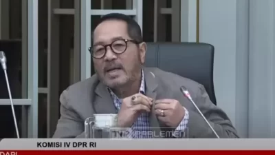 Polemik Pagar Laut, Legislator Golkar Firman Soebagyo Lepas Lencana DPR di dalam Depan Menteri Trenggono