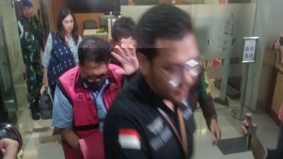 Zarof Ricar Tertunduk kemudian Tutupi Wajah ketika Disinggung Eks Ketua PN Surabaya Diperiksa Kejagung