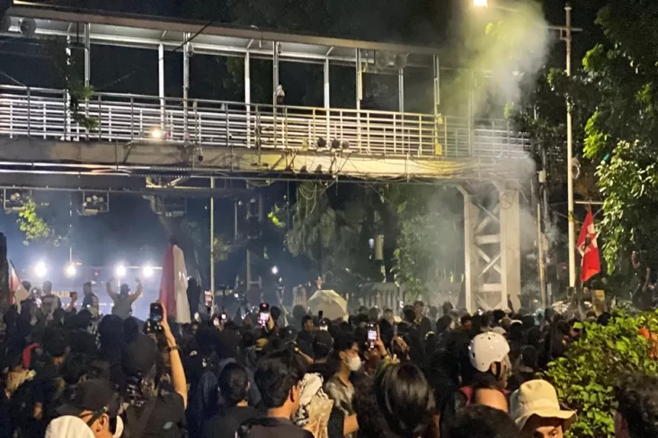 Demo Indonesia Gelap Ricuh, Pengunjuk Rasa Lempar Molotov hingga Nyalakan Petasan