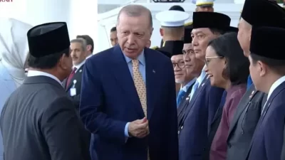 Gestur Tangan Erdogan Bikin Sri Mulyani Tertawa pada waktu Dikenalkan Prabowo