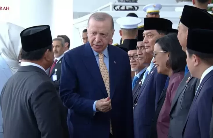 Gestur Tangan Erdogan Bikin Sri Mulyani Tertawa pada waktu Dikenalkan Prabowo