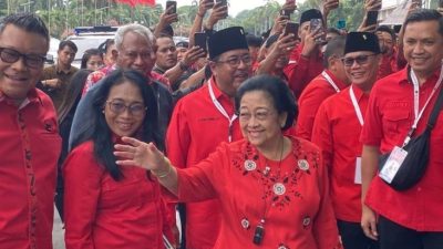 Ketika Megawati Diberi Kado Seniman Lukisan Gambar Srikandi: Saya Disuruh Melinteng Sopo?