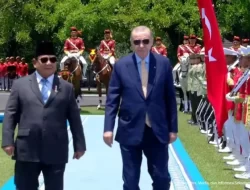 Momen Presiden Prabowo Ajak Erdogan Inspeksi Pasukan di dalam Istana Bogor
