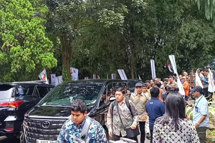 Para Tamu Silaturahmi KIM Mulai Berdatangan ke Rumah Prabowo