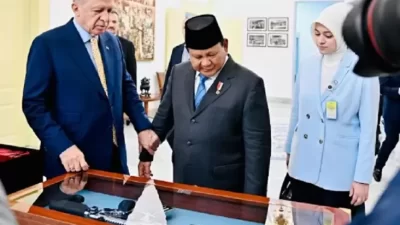 Prabowo Beri Cendera Mata Senapan Serbu Pindad juga Keris ke Erdogan