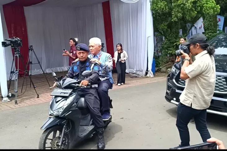 Tiba pada Hambalang, Menteri Kabinet kemudian Elite Parpol Dibonceng Motor Menuju Kediaman Prabowo