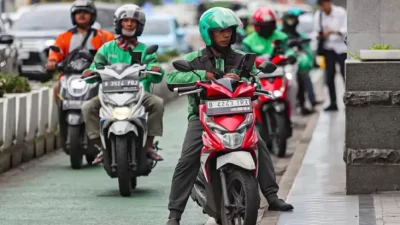Adies Kadir Sambut Membangun Pemberian THR Kepada Para Pengemudi Ojek Online