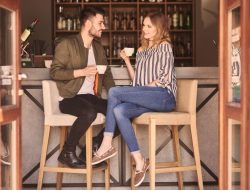 7 Bahasa Tubuh dan Perilaku Wanita yang Menunjukkan Ia Tertarik pada Anda, Menurut Psikologi