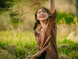 Senyum Tersembunyi: Dunia Tak Selunak Tampaknya
