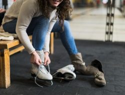 7 Sifat Unik Orang yang Suka Lepas Sepatu di Rumah, Salah Satunya Paham Batas Ruang Pribadi dan Umum