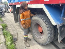 Kisah Ibu Lima Anak Penambal Ban Truk di Surabaya
