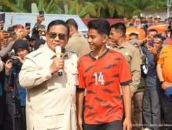 Berbagai momen Prabowo bertemu warga terdampak bencana di Agam-Padang Pariaman