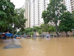 Jakarta dalam status waspada banjir, cuaca ekstrem terus berlangsung