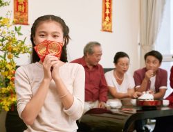Alasan dan Aturan Pemberian Angpau Saat Imlek