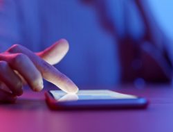 Ketika Ponsel Jadi Kecanduan: Mengungkap Ketergantungan Nomofobia di Era Digital