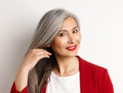 Warna Alis yang Sempurna untuk Rambut Beruban