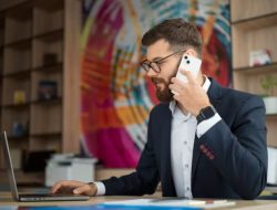 Orang yang Lebih Suka Telepon Daripada SMS Punya 8 Ciri Ini, Menurut Psikologi