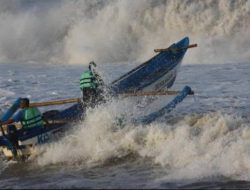 BMKG Waspadai Gelombang Tinggi 4 Meter pada 31 Desember 2025 hingga 3 Januari 2026