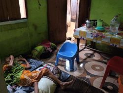 Kondisi Pengungsi Banjir di Kantor Kecamatan Kurau, Lansia Duduk Melantai