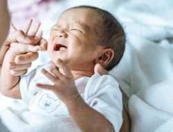 Bayi demam berkeringat, tanda sembuh?