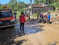 Longsor Trenggalek Tutup Jalan, Petugas Terapkan Sistem Buka Tutup untuk Bersihkan Material