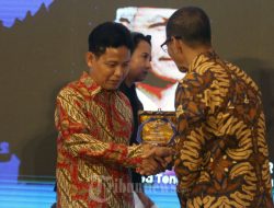 Penghargaan PWI Awards untuk CEO Tribun Network Dahlan Dahi di HPN 2026