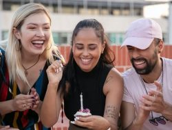 Orang yang Pertahankan Teman Lama Selama Dekade, Ini 9 Ciri Kepribadian Menurut Psikologi